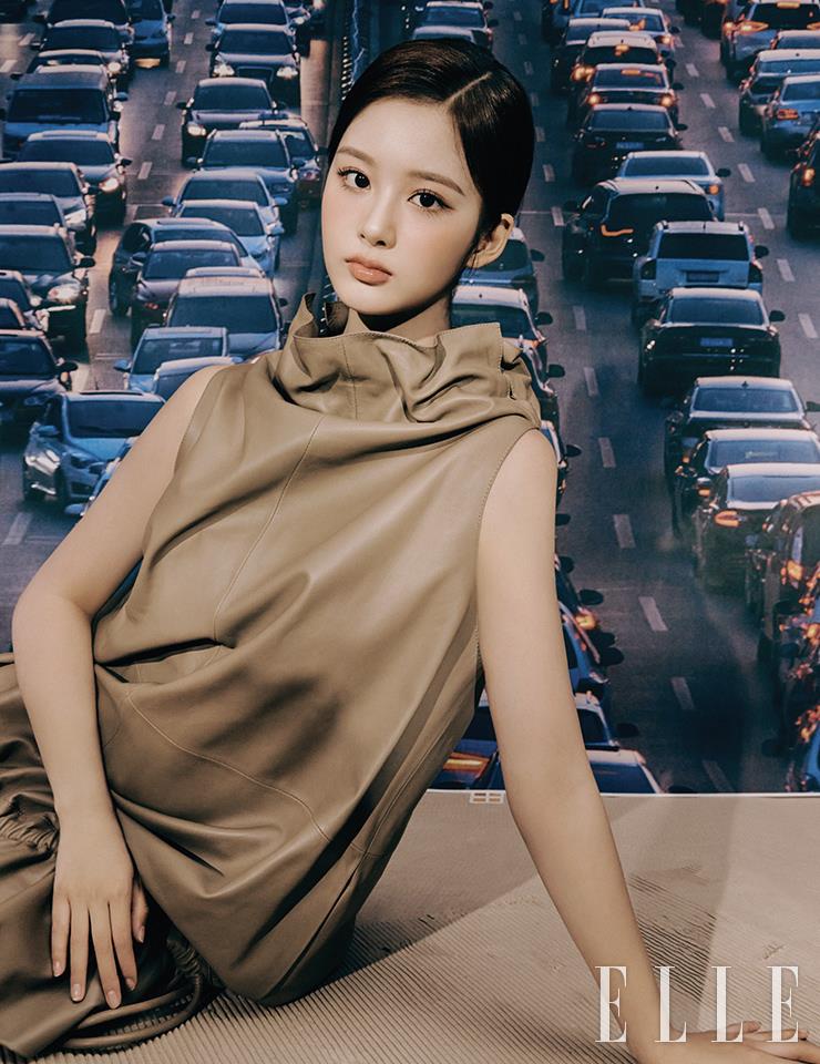 규진이 입은 퍼 트리밍의 블라우스와 테일러드 팬츠, 스몰 퍼즐 백, 설윤이 입은 슬리브리스 레더 드레스는 모두 Loewe.