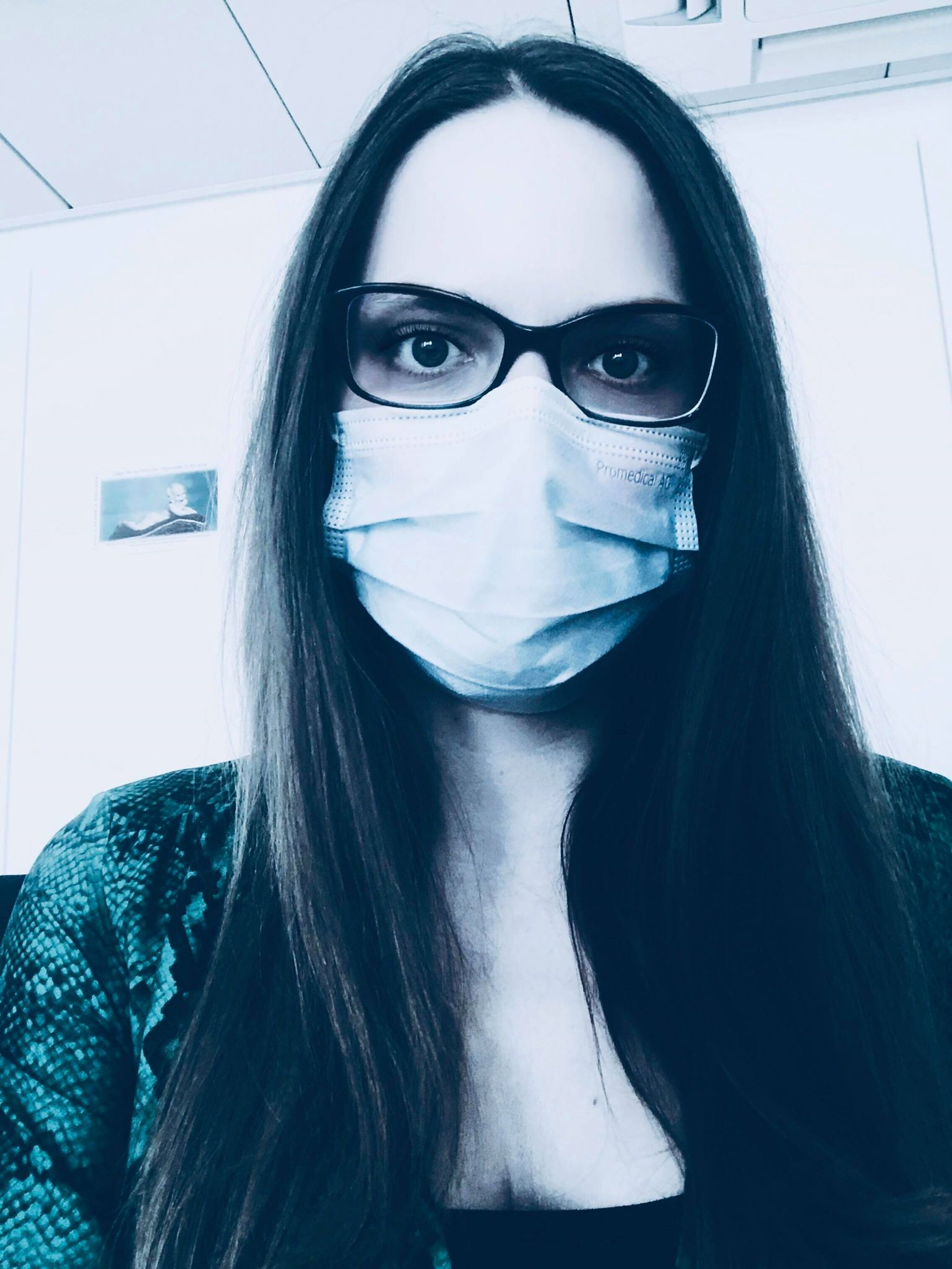 의료기관에서 일을 하기 때문에 늘 마스크를 착용한다. Photo by Sophie Berger