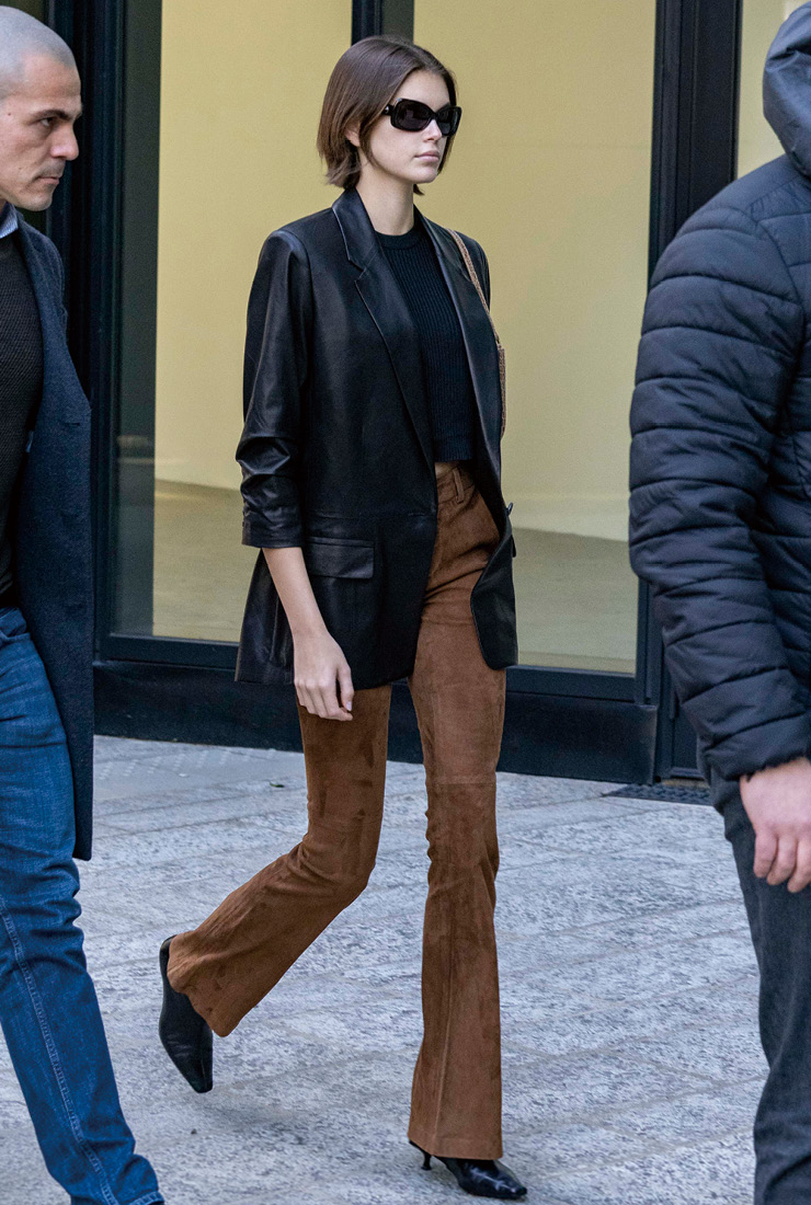 90년대 줄리아 로버츠를 떠오르게 하는 가죽 재킷 룩. 