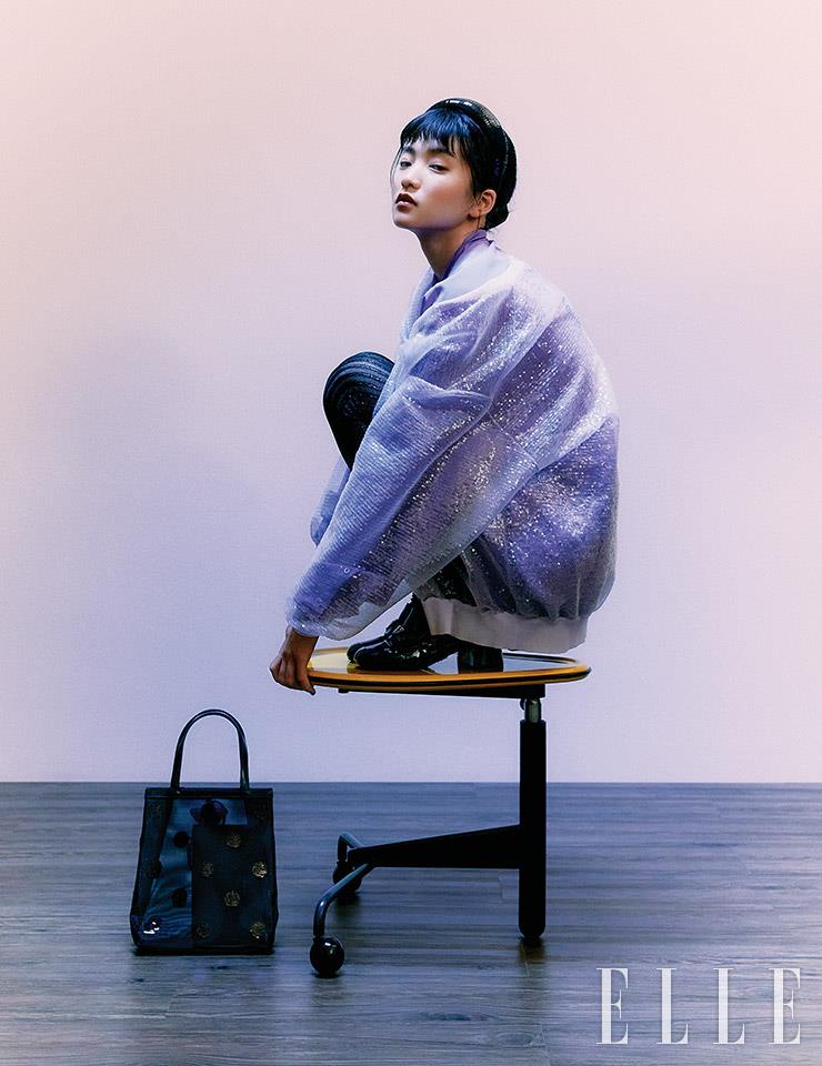 시어한 엠브로이더리 카디건과 블라우스, 스팽글 장식의 헤어밴드, 도트 크리놀린 토트백, 펌프스, 스트라이프 스타킹은 모두 Prada.