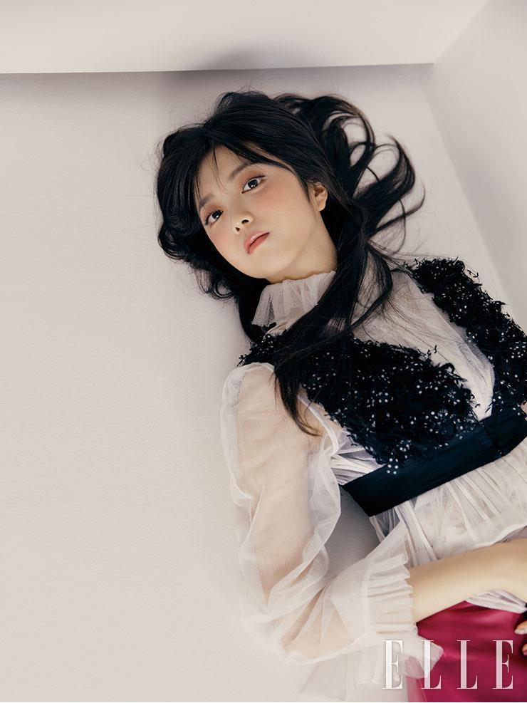 화이트 시스루 플리츠 블라우스와 도트 슬리브리스 톱은 모두 스타일리스트 소장품. 버건디 레더 미디스커트는 Coach.