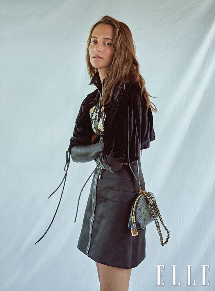 스트링 장식의 집업 미니드레스와 체인이 달린 미니 토트백은 모두 Louis Vuitton 2020 Cruise Collection.