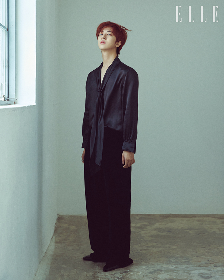 원진이 입은 셔츠와 팬츠, 슈즈는 모두 Saint Laurent by Anthony Vacarello. 