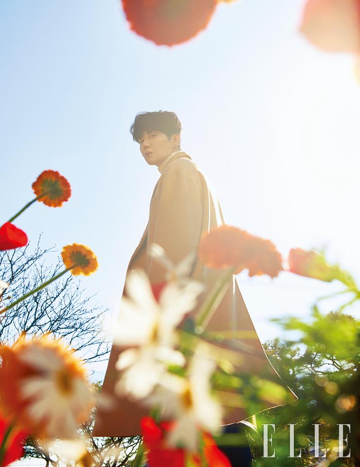 아이보리 터틀넥은 Tod's. 베이지 롱 코트는 T.I For Men.