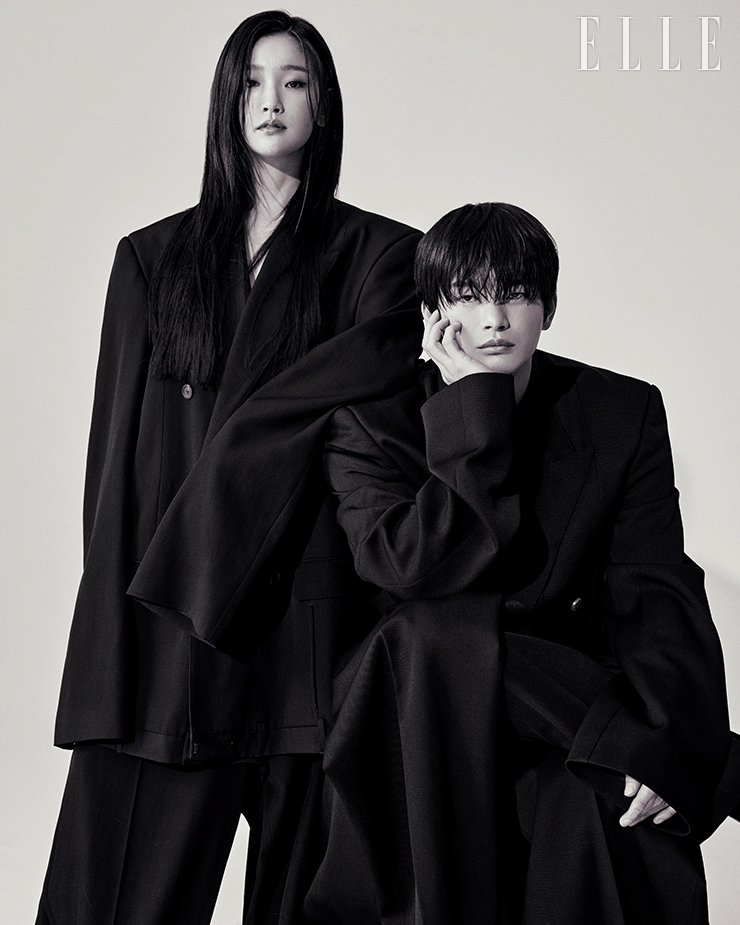 박소담과 서인국이 입은 세트업 수트는 모두 Balenciaga.