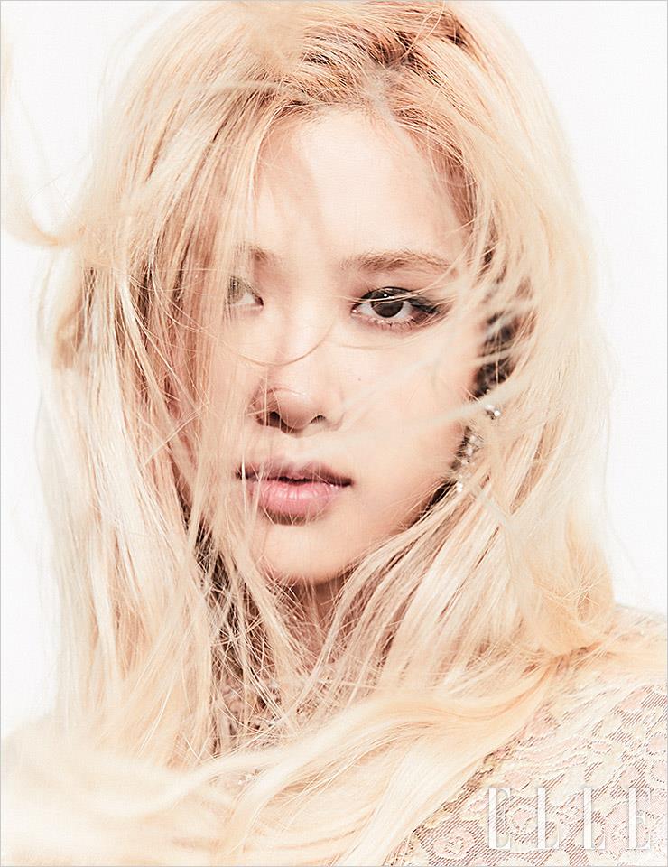 베지터블 양단 소재의 미니드레스와 이어링은 모두 Saint Laurent by Anthony Vaccarello.