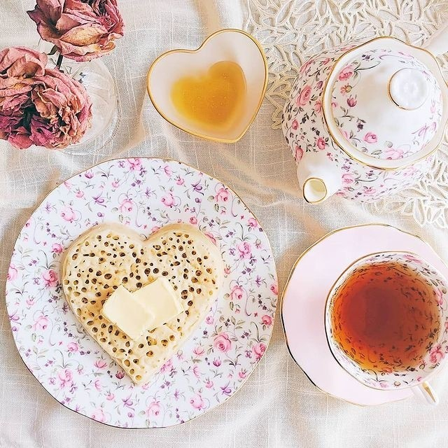 ©royalalbertengland 20세기 중반까지 유행한 꽃무늬 직물에서 영감을 얻은 로얄알버트 로즈 컨페티 컬렉션.