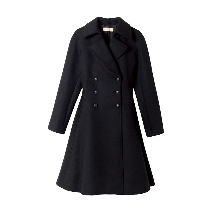 허리를 잘록하게 강조한 플레어 라인으로 여성스러운 실루엣을 완성한 더블 코트는 8백95만원, Ala&iuml;a.