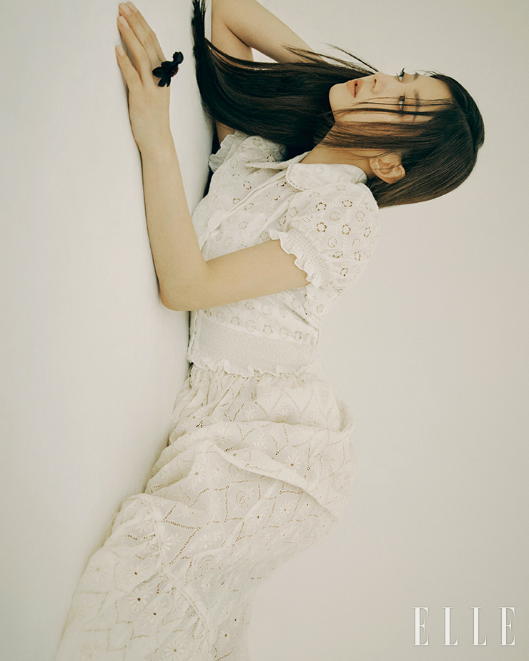 블라우스와 스커트는 모두 Gucci.