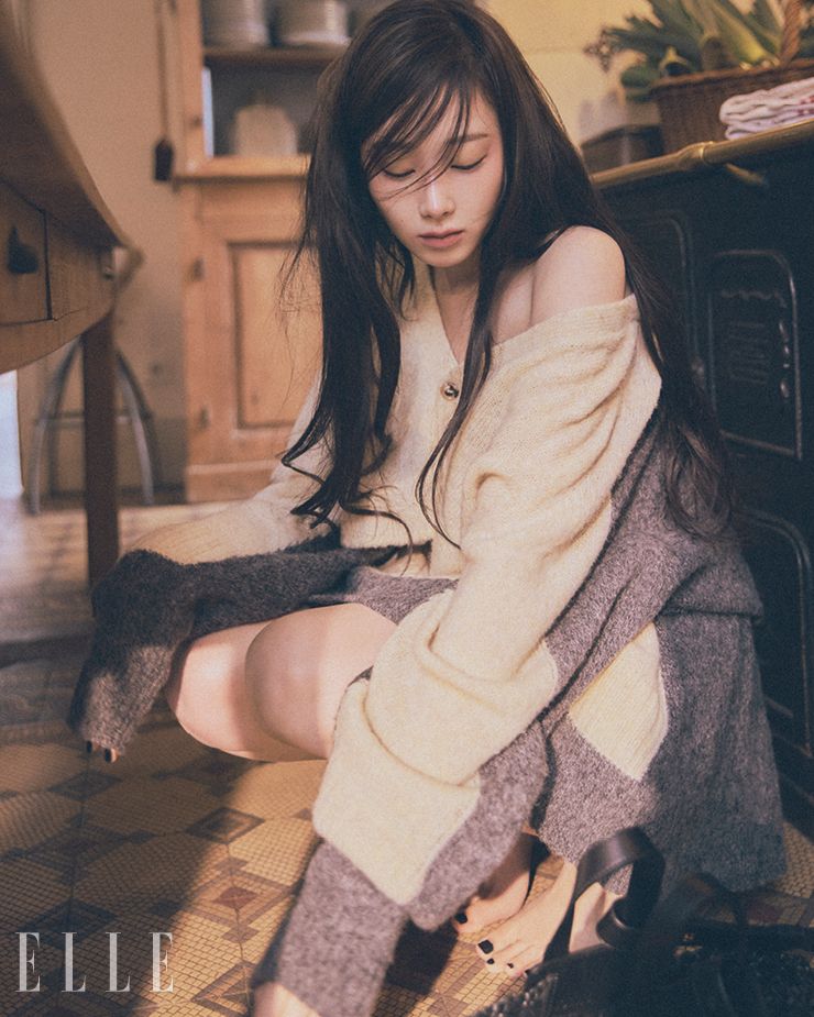 울 크롭트 카디건과 스커트는 모두 Loewe.