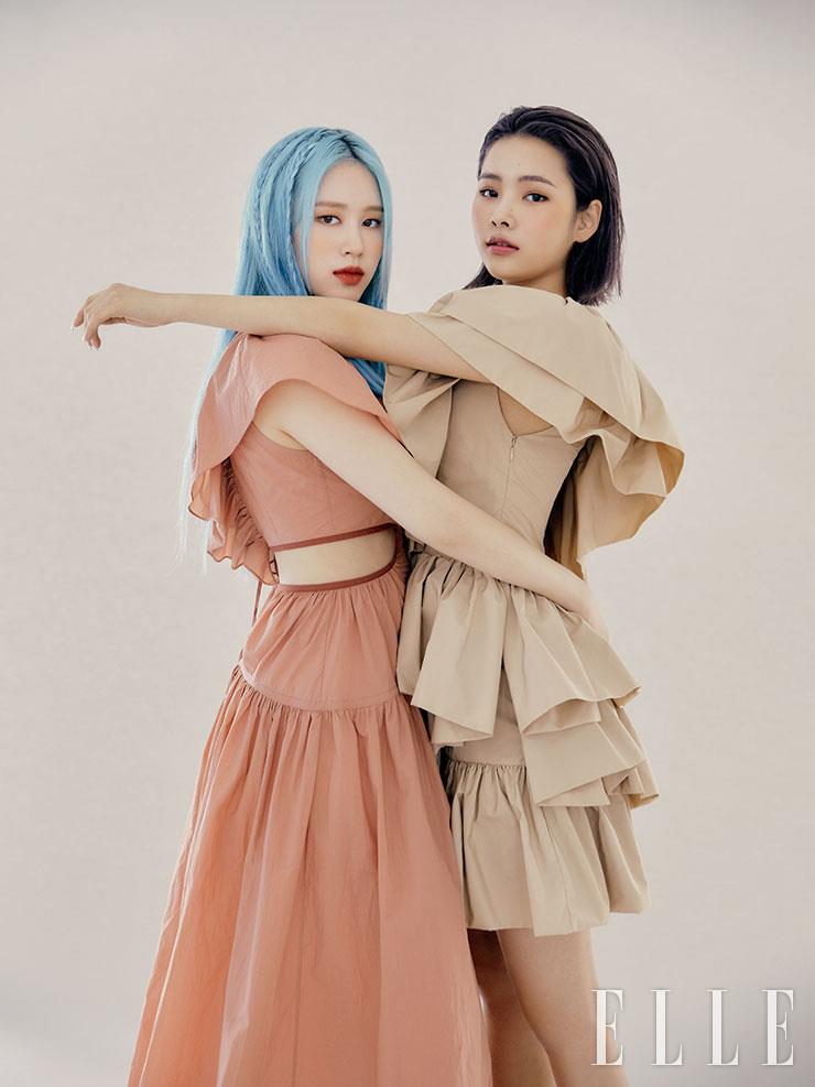  엘리가 입은 라이트 핑크 러플 드레스는 Moon J. 리나가 입은 원 숄더 티어드 드레스는 H&M.