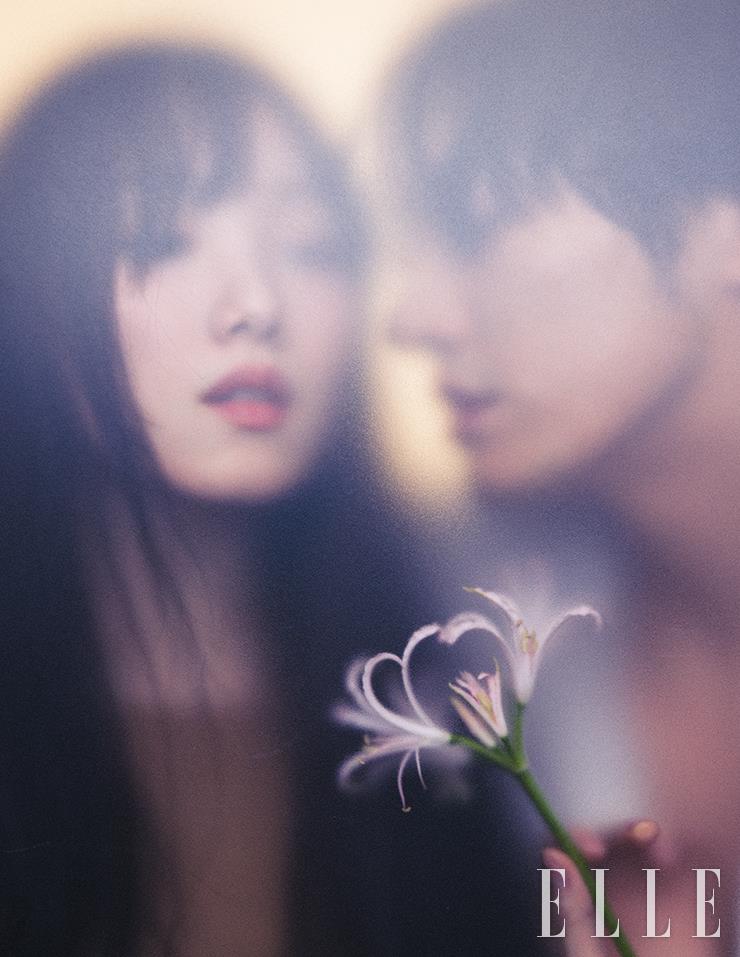  이성경이 입은 톱은 Saint Laurent by Anthony Vaccarello. 김영광이 입은 셔츠는 Lemaire.