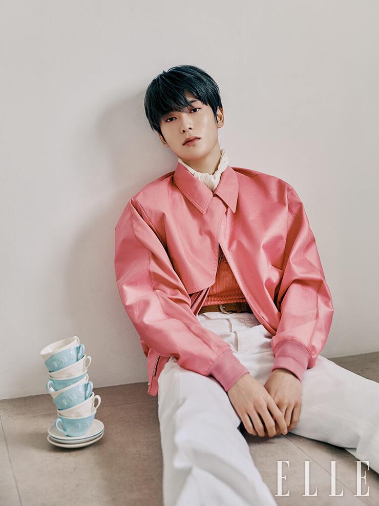 핑크 보머 재킷과 안에 입은 핑크 슬리브리스 톱은 모두 Dior Men. 화이트 데님 팬츠는 Prada. 브라운 벨트와 아이보리 스카프는 모두 Saint Laurent by Anthony Vaccarello. 찻잔 세트는 Wedgwood.