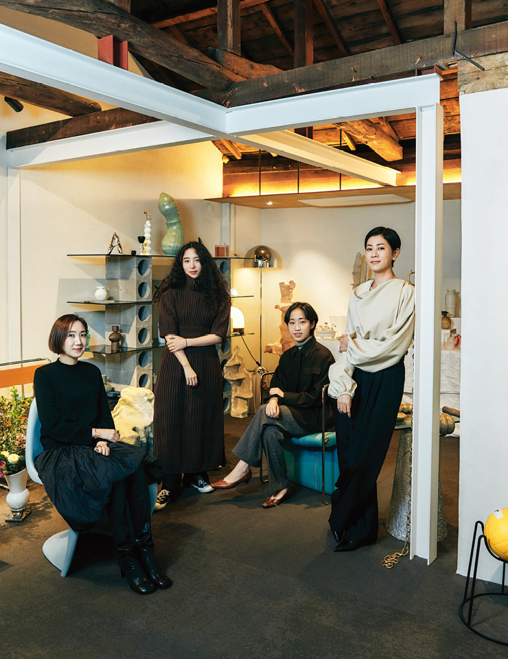 (왼쪽부터) 카바 라이프의 최지연, 봉완선, 이하연, 최서연. 최지연이 착용한 블랙 레더 부츠는 Rekken. 나머지는 모두 본인 소장품. 봉완선이 입은 브라운 컬러의 드레스는 Recto. 나머지는 모두 본인 소장품. 이하연이 입은 넥타이 디테일의 셔츠는 YCH. 나머지는 모두 본인 소장품. 최서연이 입은 베이지 컬러의 드레이프 블라우스는 Recto. 네이비 컬러의 팬츠는 H&M. 나머지는 모두 본인 소장품. 