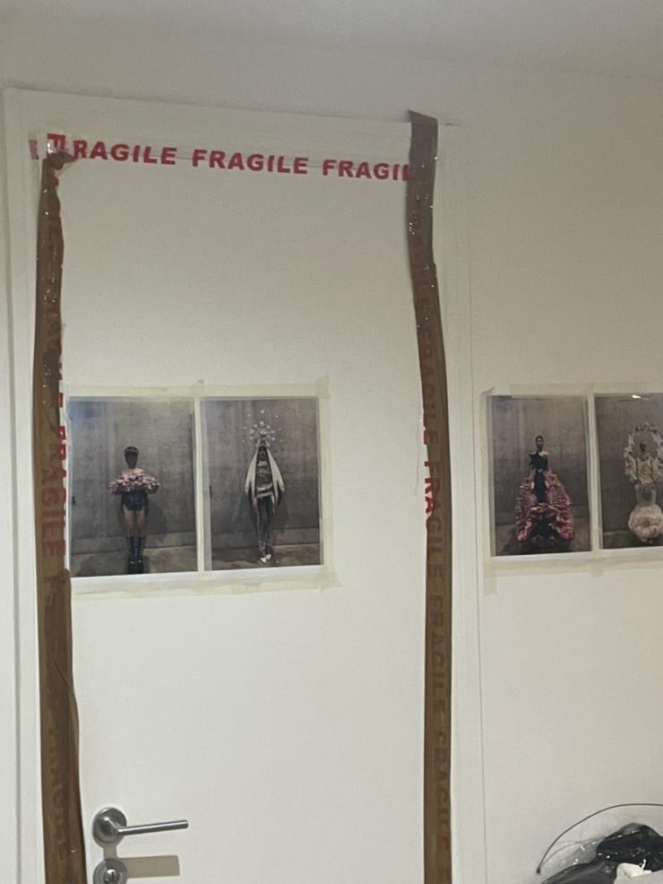 <EVE collection>을 준비하던 카우기의 작업실