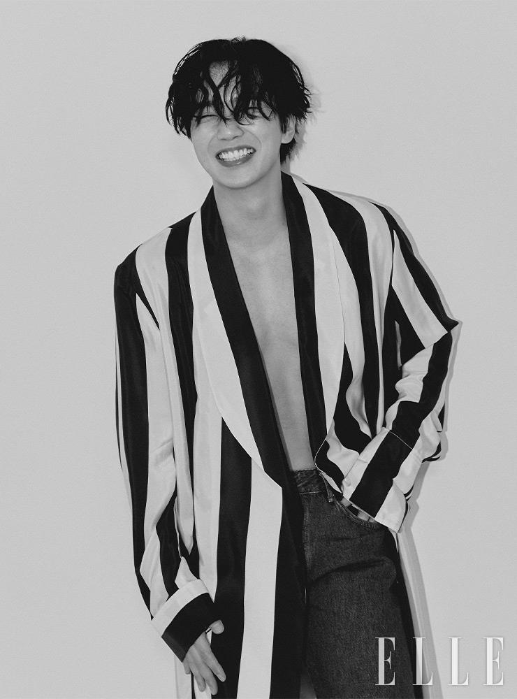 블루 컬러의 스트라이프 로브는 Kimseoryong. 데님은 Officine Generale.