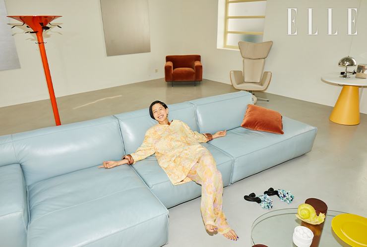  보눔 4인 라운지 소파(프렌치모이어 컬러 베지탄 가죽)는 7백41만원, 보눔 1인 소파(시나몬 컬러 라리오 벨벳)는 1백 9만원, 뚜따 1인 체어(파우더 컬러 드리밍 헤비 가죽)는 2백47만원, 모두 Alloso. 톱, 팬츠, 이어링은 모두 Dries Van Noten. 