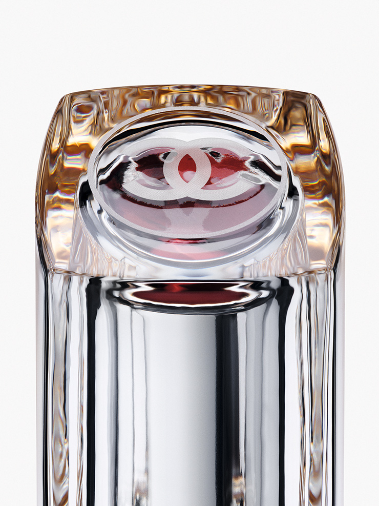 감각적인 스퀘어 글라스 케이스가 인상적인 ‘31 LE ROUGE’, 3.3g, 19만8천원(리필 제품 8만9천원), Chanel.