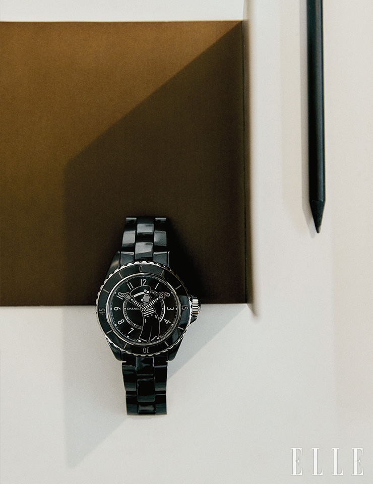 블랙 세라믹 카보숑을 스틸 스크루-다운 크라운에 세팅한 38mm 마드모아젤 J12 라 파우자 워치는 Chanel Watches. 