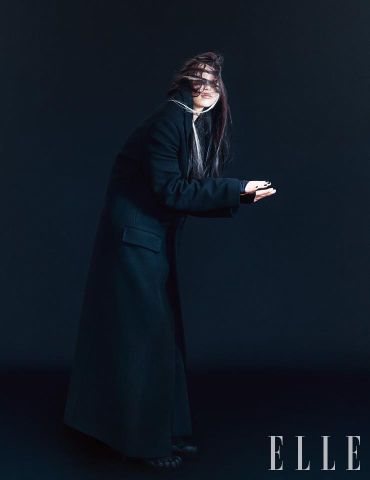 조형적인 실루엣의 블랙 맥시 롱 코트와 롱스커트, 스포티한 아웃 솔이 돋보이는 ‘비브람’ 부티는 모두 Balenciaga.