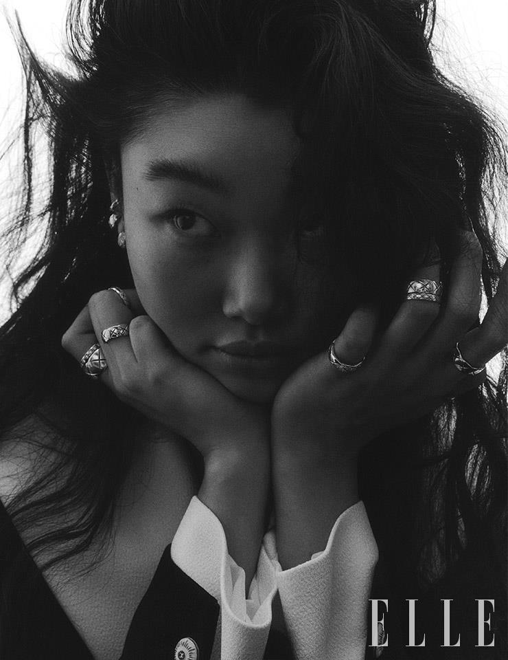 오른손 검지에 낀 볼드한 퀼팅 모티프의 코코 크러쉬 라지 링, 레이어드한 다이아몬드를 세팅한 코코 크러쉬 미니 링, 약지에 낀 코코 크러쉬 스몰 링, 마디에 낀 코코 크러쉬 미니 링. 왼손 검지에 긴 코코 크러쉬 스몰 링, 약지에 낀 코코 크러쉬 스몰 링과 미니 링. 새끼손가락에 낀 다이아몬드를 세팅한 코코 크러쉬 스몰 링. 다이아몬드를 세팅한 코코 크러쉬 이어링, 퀼팅 모티프의 코코 크러쉬 이어링, 커프 형태의 코코 크러쉬 이어링은 모두 Chanel Fine Jewelry.