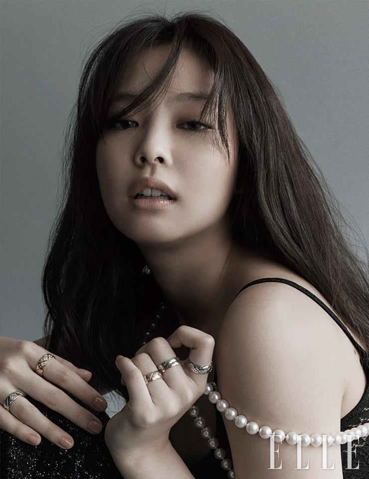 블랙 레이스 톱과 트위드 팬츠, 진주 서스펜더는 모두 Chanel. 오른손 검지에 낀 다이아몬드를 세팅한 베이지골드 코코 크러쉬 스몰 링과 약지의 화이트골드 코코 크러쉬 스몰 링, 왼손 검지에 낀 다이아몬드를 세팅한 화이트골드 코코 크러쉬 스몰 링과 중지의 베이지골드 코코 크러쉬 미니 링, 화이트골드 코코 크러쉬 미니 링, 약지의 베이지골드 코코 크러쉬 스몰 링은 모두 Chanel Fine Jewelry. 