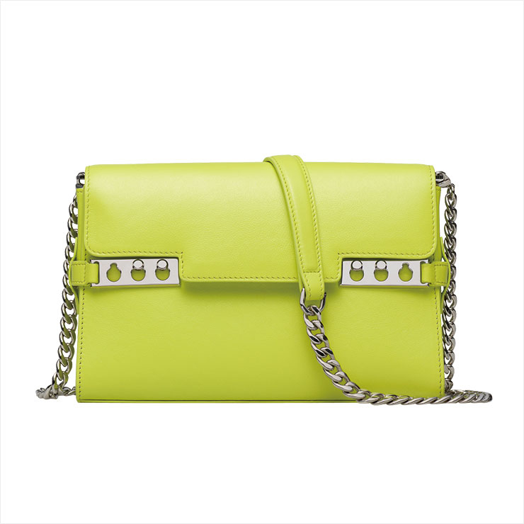 모던한 디자인과 네온 컬러가 조화를 이룬 백은 가격 미정, Delvaux.