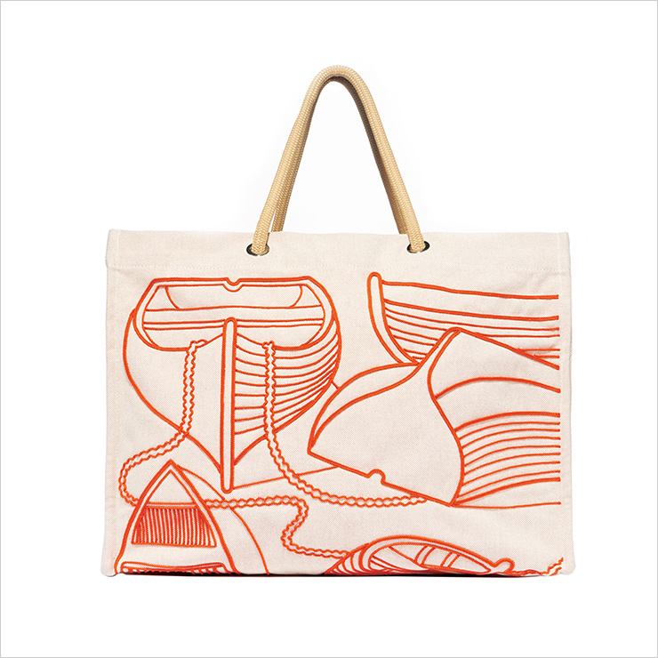 오렌지 컬러의 자수를 더한 캔버스 백은 가격 미정, Herm&egrave;s.