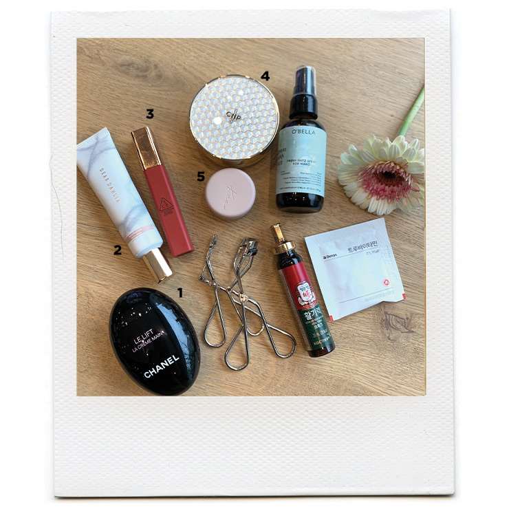 1 르 리프트 라 크렘 망, 8만7천원, Chanel. 2 스킨 파라다이스 퓨어 모이스처 선 로션, 2만6천원, Dear Dahlia. 3 클라우드 립 틴트, 마카롱 레드, 1만5천원, 3CE. 4 프로폴리스 앰플 인 쿠션, 3만7천원, CNP.  5 립밤, 2만5천원, Kuoca. etc. 스프레이 타입의 손 소독제와 면역력을 위한 비타민, 홍삼 제품, 두 가지 크기의 아이래시 컬러.