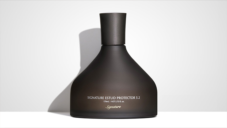 시그니처 에스투드 프로텍터 5.2 - 19종의 모공 교정 메커니즘을 적용해 집에서 모공 관리를 돕는 앰플. 모공이 신경 쓰이는 부위를 집중적으로 얼굴 전체에 바른다. 170ml, 5만8천원.