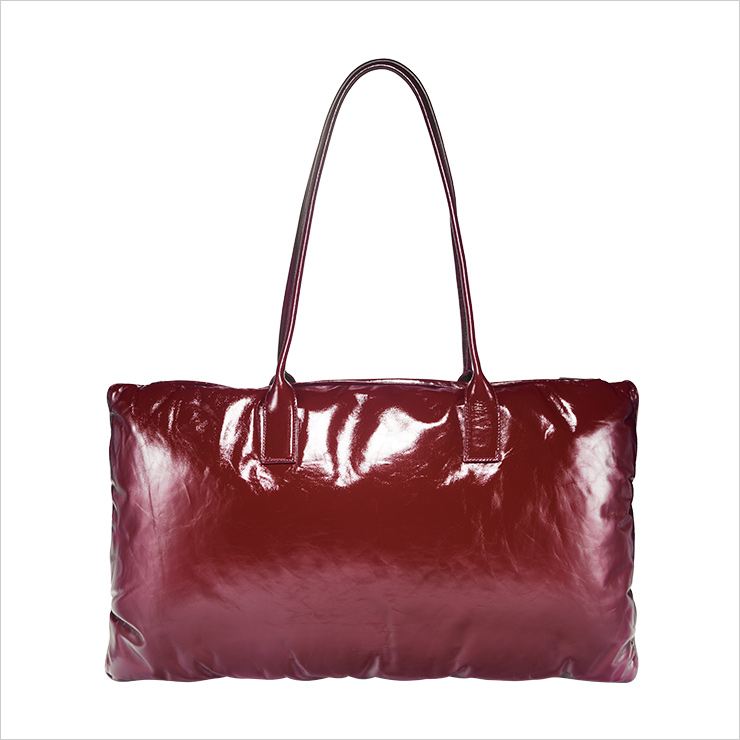 버건디 컬러의 스퀘어 숄더백은 3백13만원, Bottega Veneta.