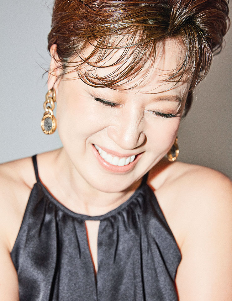 블랙 드레스는 스타일리스트 소장품. 볼드한 체인 링크가 돋보이는 드롭형 이어링은 Ports 1961. 