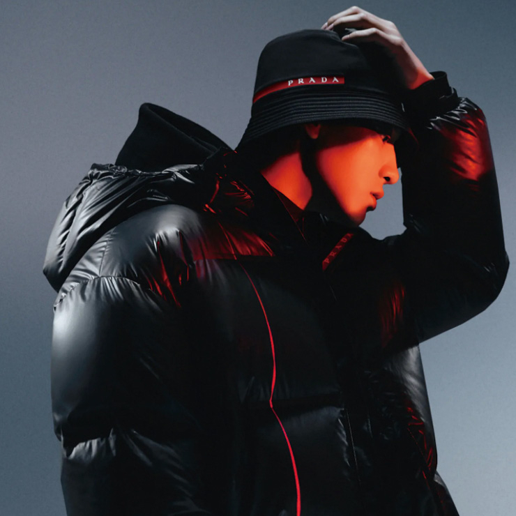 재활용 폴리에스테르를 활용한 프라다의 리네아 로사. 