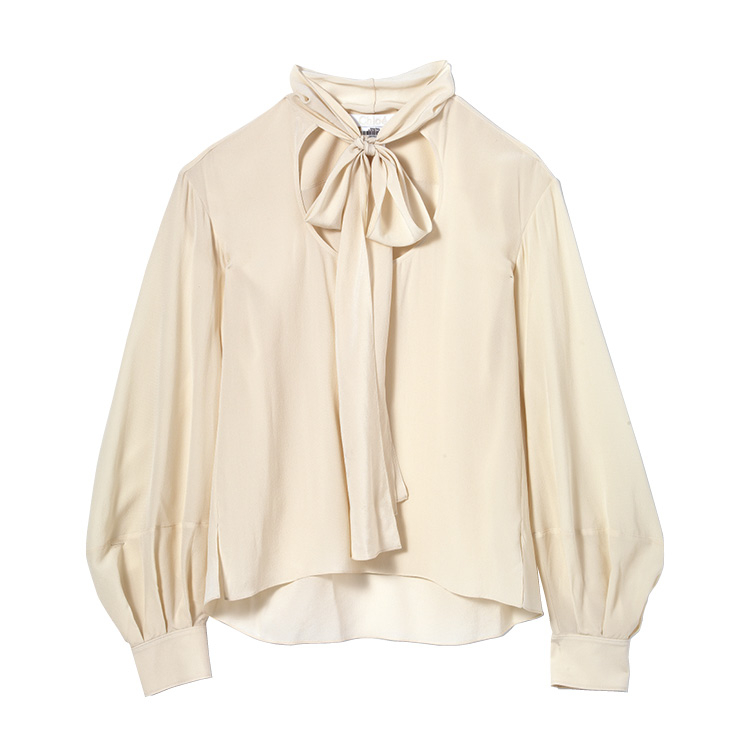 리본 디테일로 여성스러움을 강조한 블라우스는 가격 미정, Chlo&eacute;.