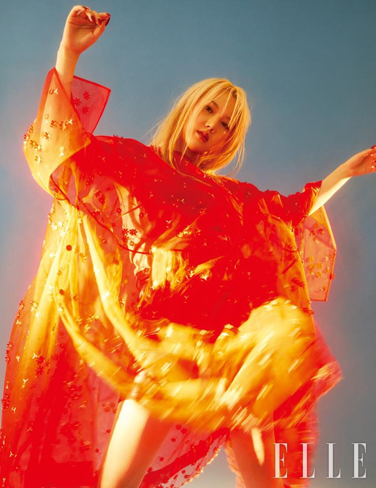 작은 꽃이 장식된 오간자 드레스는 4 Moncler Simone Rocha.