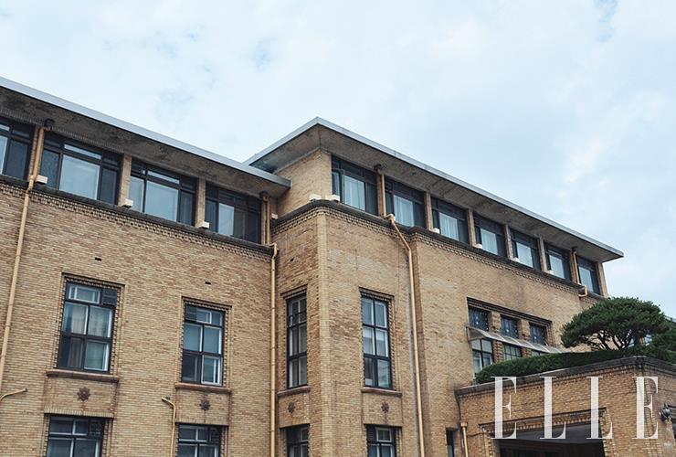 1932년 준공 당시에는 2층의 평지붕 구조였다. 세월이 흐르며 필요에 따라 3층과 지붕이 증축됐다.