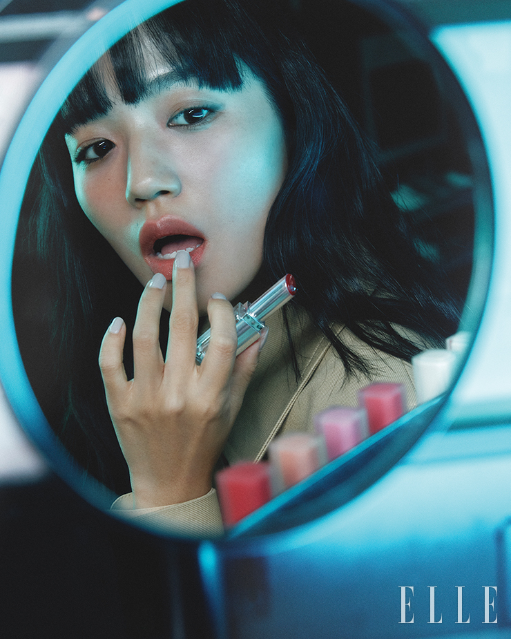 베이지 셔츠와 재킷은 Recto.