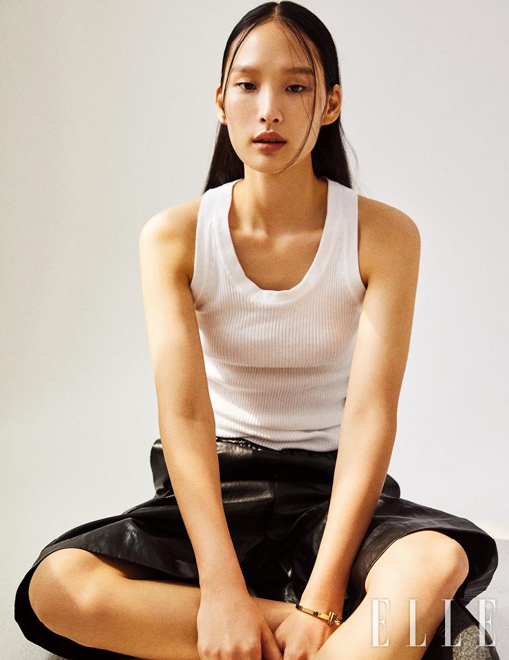  페이크 레더 버뮤다 팬츠는 43만원, Juun. J. 18K 옐로골드 뱅글은 가격 미정, Tiffany & Co. 슬라이드 슈즈는 44만원대, JW AndersonxYoox. 슬리브리스 톱은 에디터 소장품. 