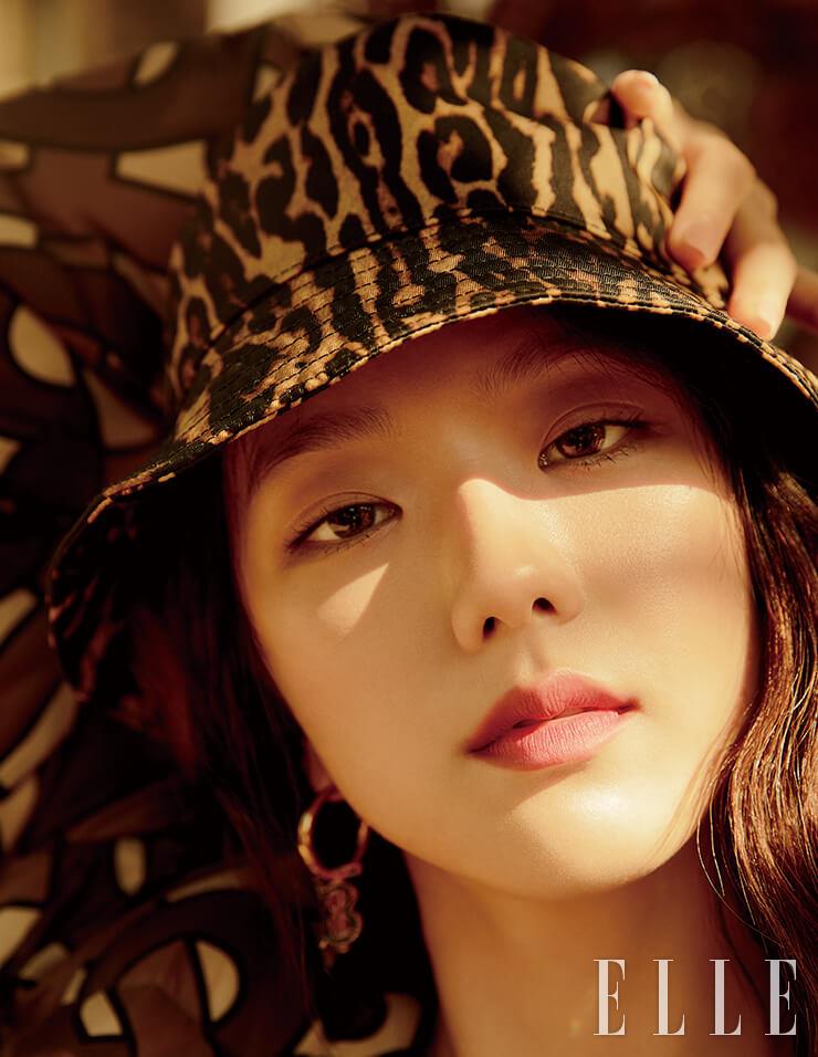 모노그램 프린트의 패딩 재킷과 버킷 햇은 모두 Burberry.