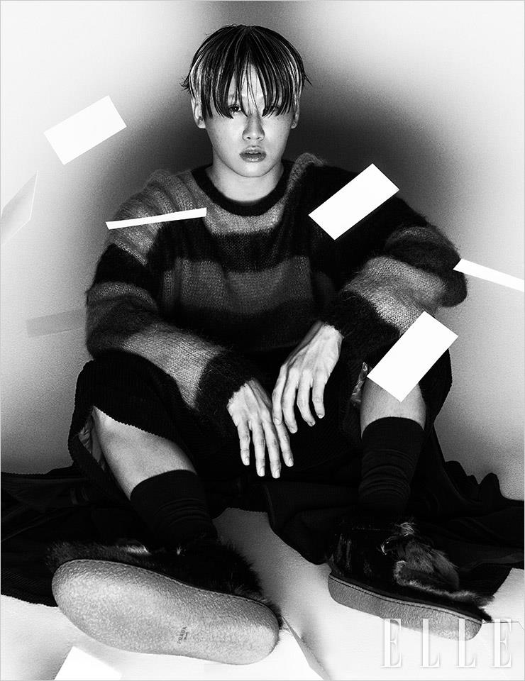  톱은 Loewe. 팬츠는 Barragán. 슈즈는 스타일리스트 소장품 .