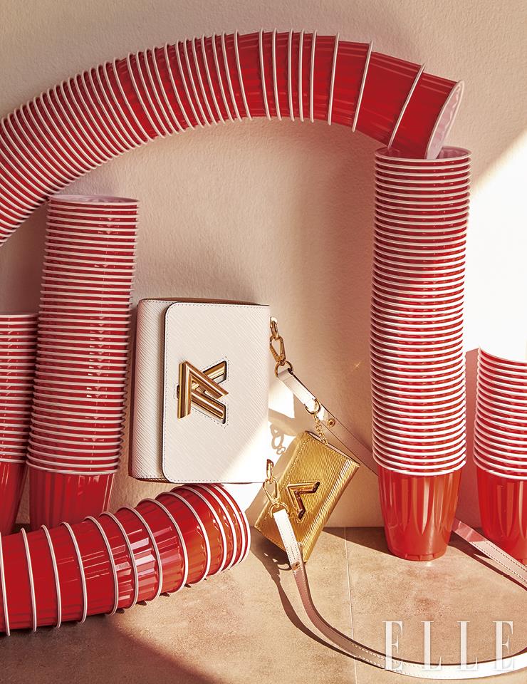 화이트 백과 골드 미니 백이 레이어드된 트위스트 & 트위스티 백은 Louis Vuitton.