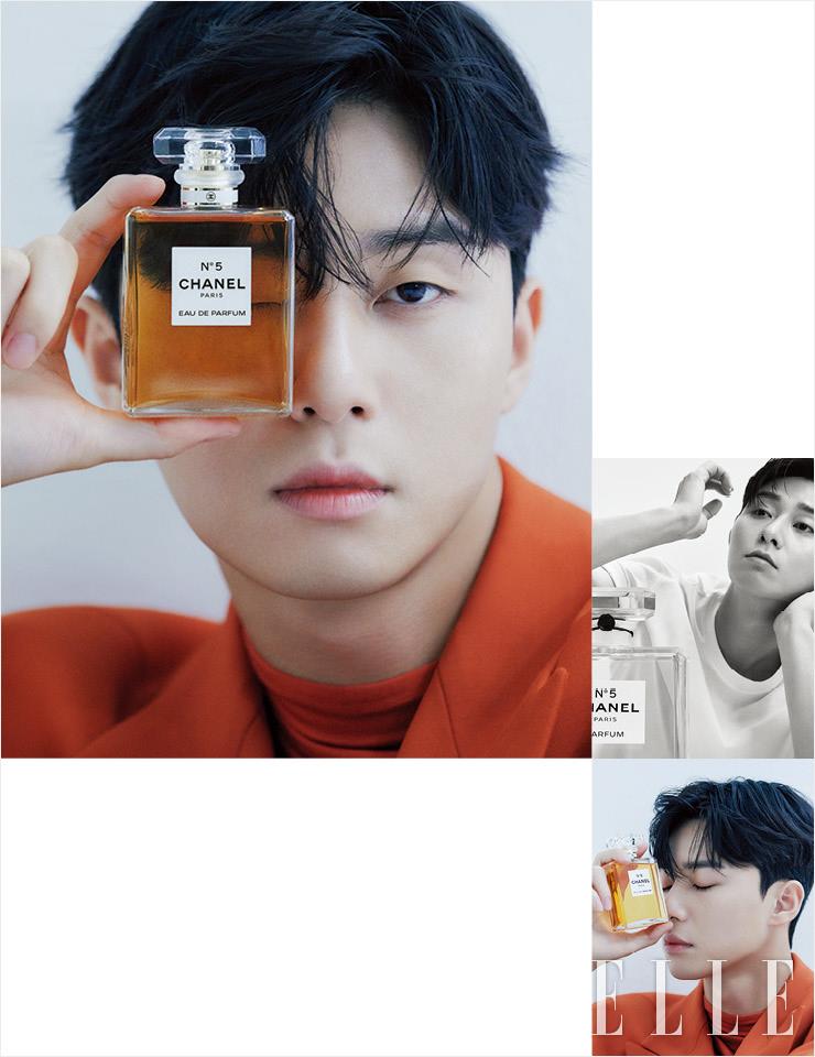 화이트 티셔츠는 Our Legacy. 오렌지빛의 재킷과 이너 웨어 톱은 모두 Wooyoungmi.