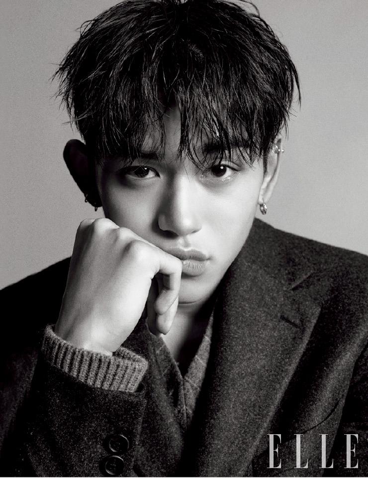 테일러드 재킷과 니트 톱은 모두 Fendi.