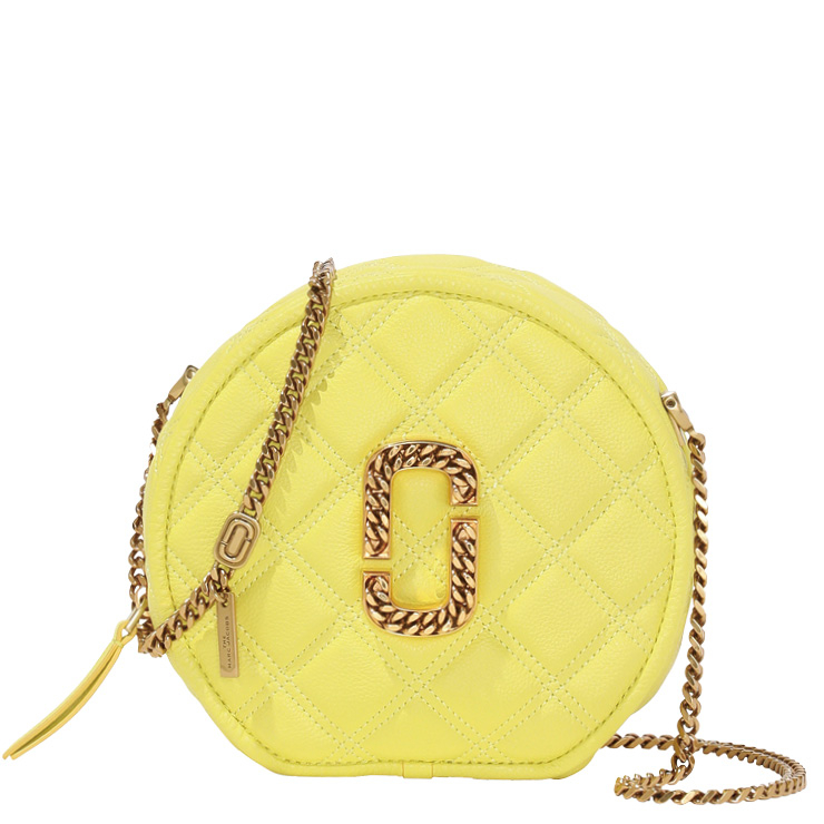 골드 컬러의 체인 모티프 로고와 퀼팅 디테일을 더한 레몬 컬러 탬버린 백은 86만원, Marc Jacobs. 