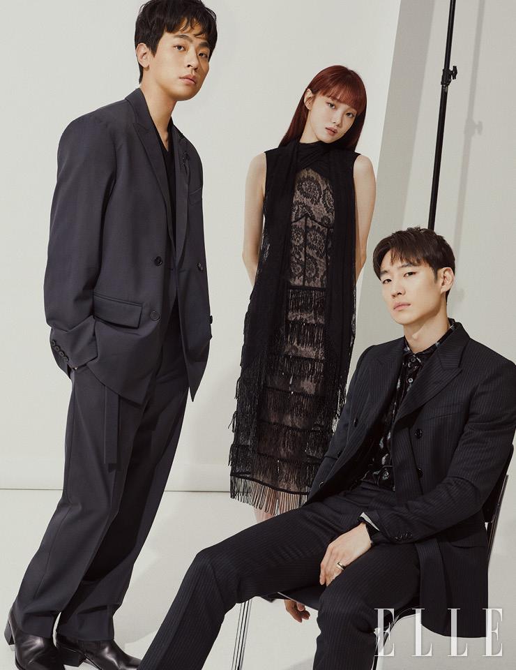 박정민이 입은 잉크 컬러 수트와 블랙 니트 톱, 브로치는 모두 Valentino. 앵클부츠는 Lemaire. 이성경이 입은 비즈 태슬 장식의 시스루 드레스는 Fendi. 이제훈이 입은 핀스트라이프 패턴의 네이비 수트는 Celine Homme by Hedi Slimane. 벨벳 소재의 프린트 셔츠는 Giorgio Armani. 다이아몬드 세팅의 콰트로 링은 Boucheron.