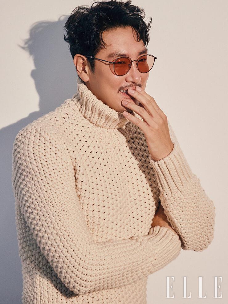 슬림한 템플에 트리컬러 포인트가 들어간 틴티드 선글라스는 S. T. Dupont. 청키한 롤 네크라인 스웨터는 Boss Men.