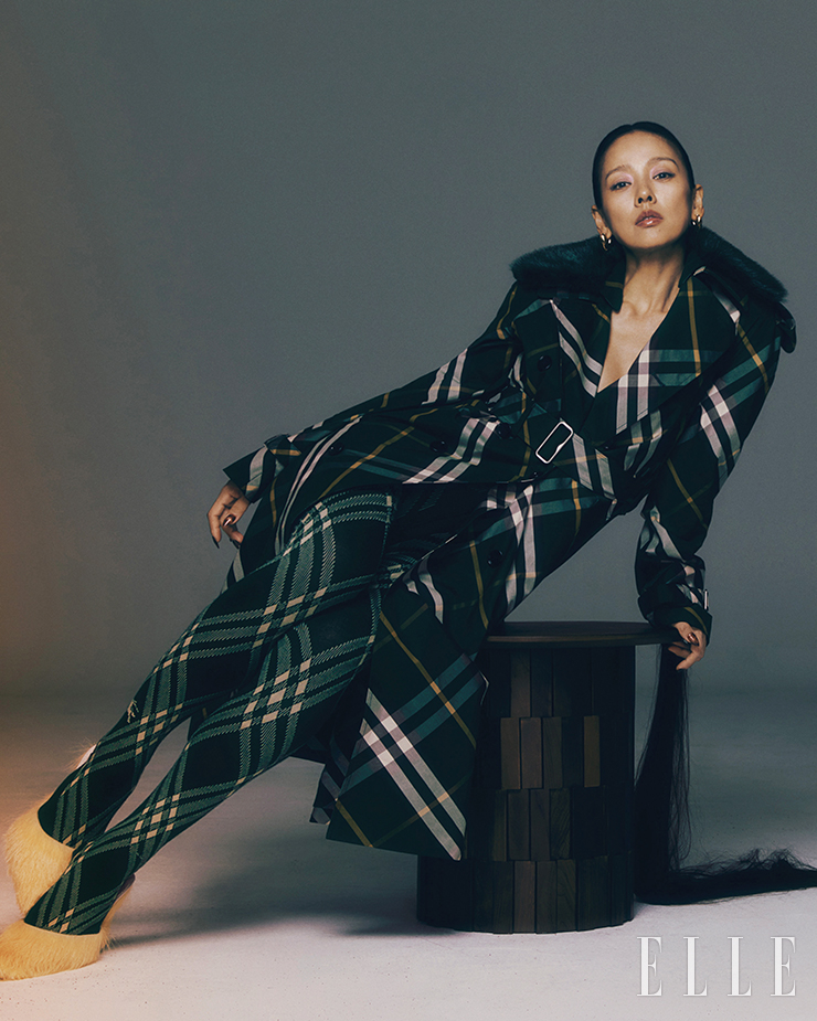 더블 브레스티드 트렌치코트와 체크 타이츠, 포니 뮬과 이어링은 모두 Burberry.