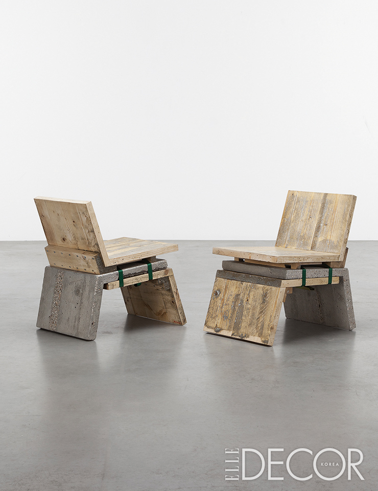 개인전 <더 몰드 오브젝트 The Mould Objects>에서 선보인 ‘Mould Chair’. 나무와 콘크리트를 조합해 만든 조각 ‘Les Amants 1’.