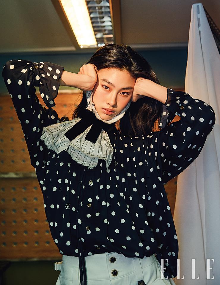 도트 패턴의 실크 블라우스와 리본 디테일의 네크라인 칼라, 화이트 팬츠는 모두 Louis Vuitton.