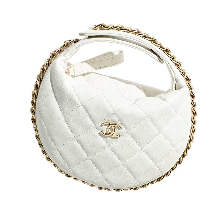 골드 체인으로 장식한 클러치백은 가격 미정, Chanel.